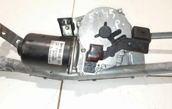 Mercedes-Benz ML W164 Front wiper linkage and motor A1648201742