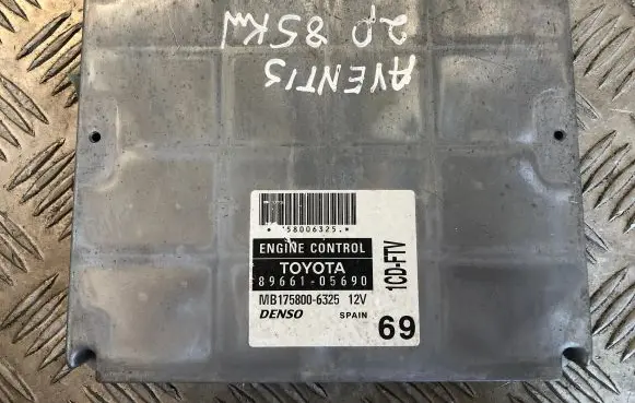 Toyota Avensis T250 Engine control unit/module 8966105690 58006325 MB1758006325