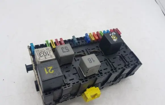 Volkswagen Golf III Fuse module 357937039