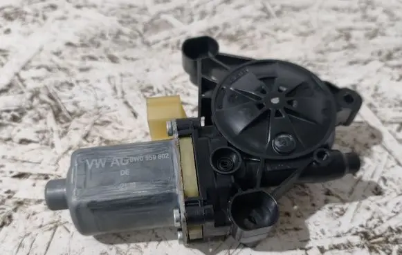 Audi A5 Front door window regulator motor 8W0959802