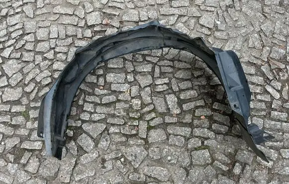 Front wheel arch liner splash guards