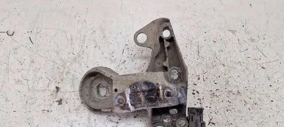Engine mounting bracket