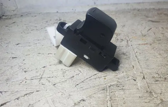 Nissan Qashqai Electric window control switch 0527Z