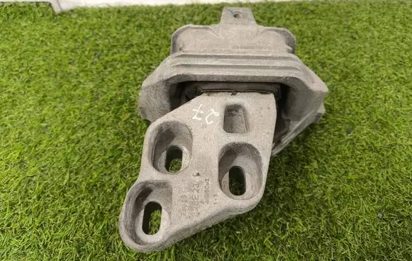 Mercedes-Benz B W246 W242 Engine mount bracket A2462400617 ZGS0061235 U00613098