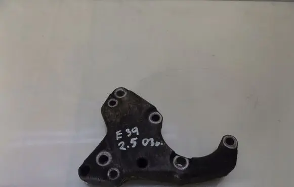 BMW 5 E39 Engine mounting bracket