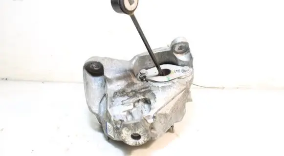 Engine mounting bracket