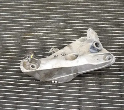 Engine mounting bracket
