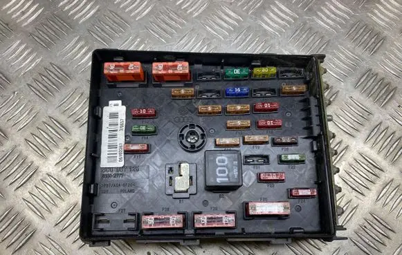 Volkswagen PASSAT B6 Fuse module 3C0937125 63592777