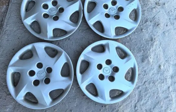 Mazda 323 R15 wheel hub/cap/trim GG2M37170