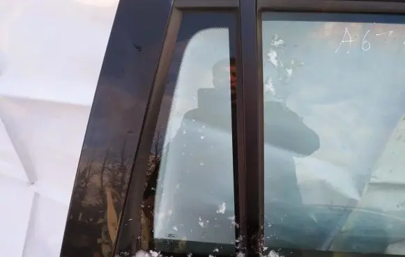 Rear vent window glass