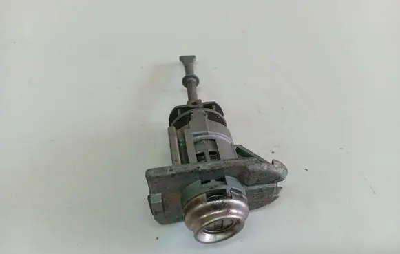 KIA Sorento Front door lock (next to the handle) 