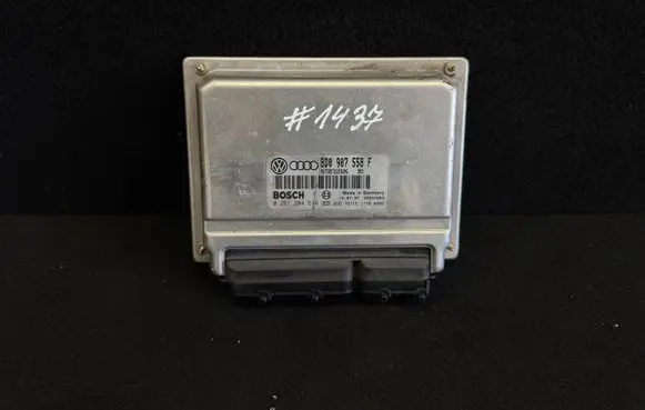 Volkswagen PASSAT B5 Engine control unit/module 8D0907558F