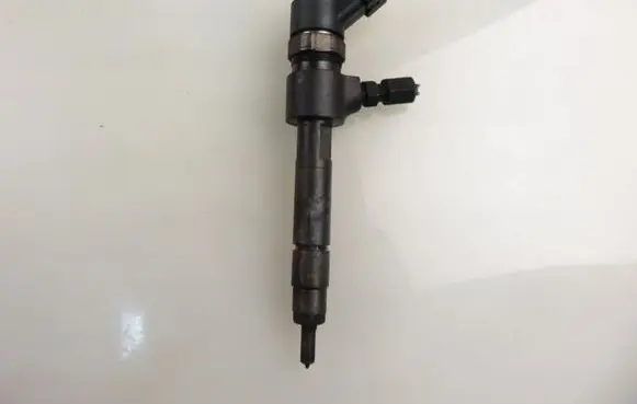 Opel Zafira B Fuel injector 0445110165