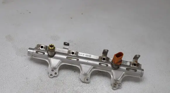 Volkswagen Tiguan Fuel main line pipe 06J133317AB