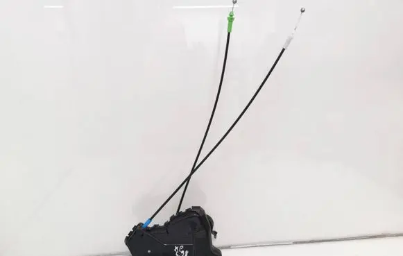 Toyota Auris E180 Front door lock A084219