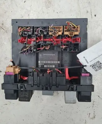 Volkswagen PASSAT B6 Fuse module 3C0937049J