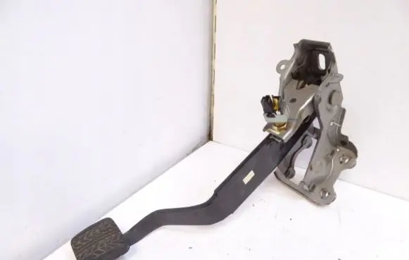 Mazda 323 F Brake pedal BJ0E-43-300