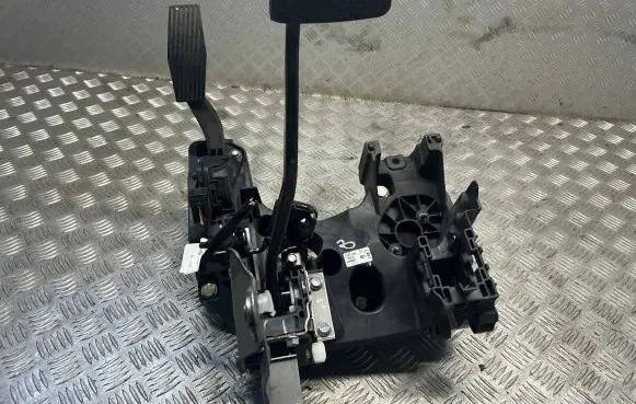 Opel Insignia A Pedal assembly 