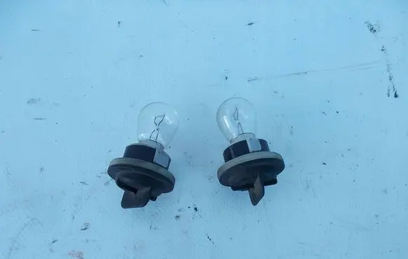 Ford Mondeo Mk III Tail light bulb cover holder DA10793