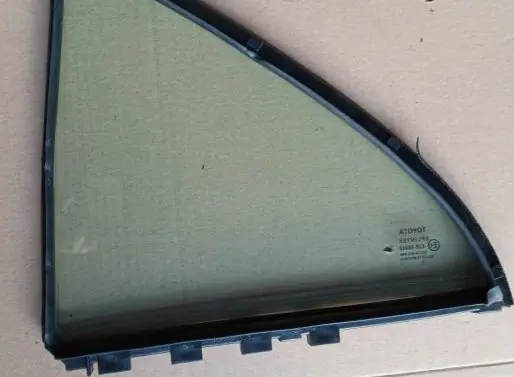 Toyota Avensis T220 Rear vent window glass 43R00048 DOT24AS2M68