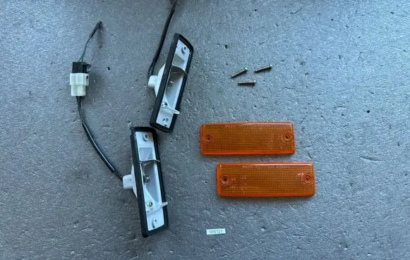 Mitsubishi Pajero Front indicator light MB283707 MB283708