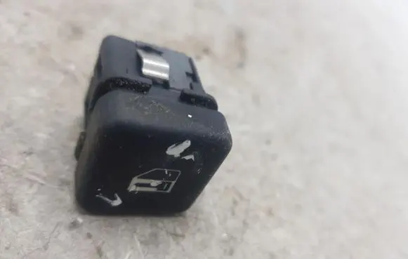 BMW 5 E39 Central locking switch button 82608228
