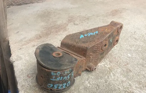 Suzuki Swift I Gearbox mount