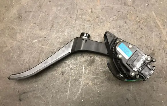 Volkswagen Touareg I Accelerator throttle pedal 6PV00777026 7L6723507A