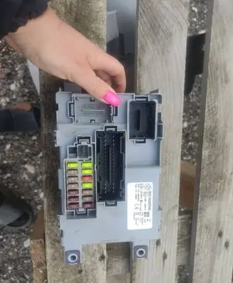 Fiat Punto Evo Fuse module 00518690940 116RI000674