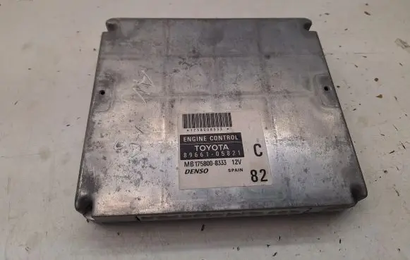 Toyota Avensis T250 Engine control unit/module 8966105821 MB1758008333