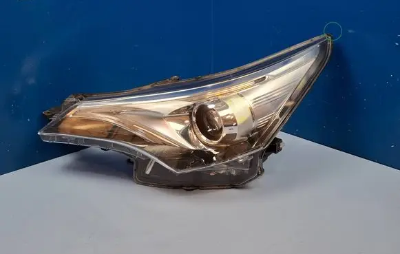 Toyota Avensis T270 Headlight/headlamp 8117005400 KOITO0547