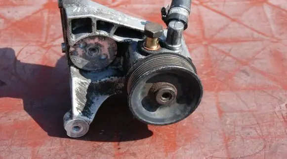 Iveco Daily 4th gen Power steering pump mounting bracket 29L10