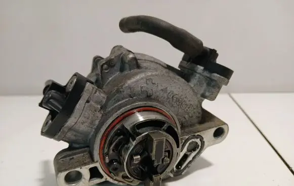 Ford Focus Vacuum pump 9804021880