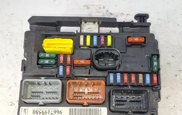 Citroen DS3 Fuse module 9667199580