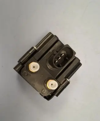 BMW 7 F01 F02 F03 F04 Air suspension valve block 37206875176