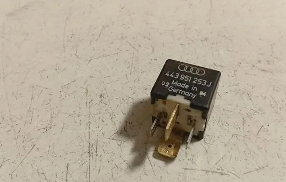 Volkswagen PASSAT B6 Other relay 443951253J