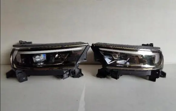 Opel Movano B Headlight/headlamp 9834016880