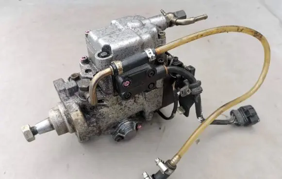 Audi A4 S4 B5 8D Fuel injection high pressure pump 028130110H 0460404985 510104