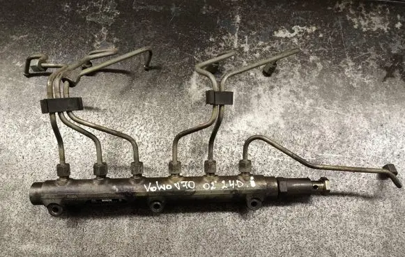 Volvo V70 Fuel main line pipe 8658252 0445215010
