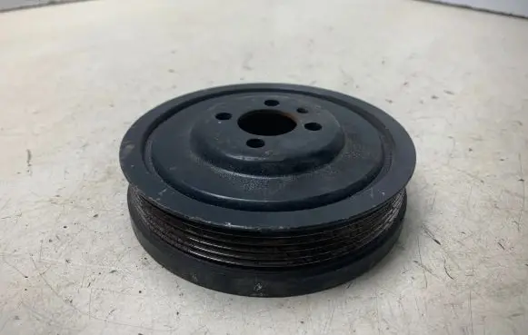 Volkswagen PASSAT B6 Crankshaft pulley 03G105243
