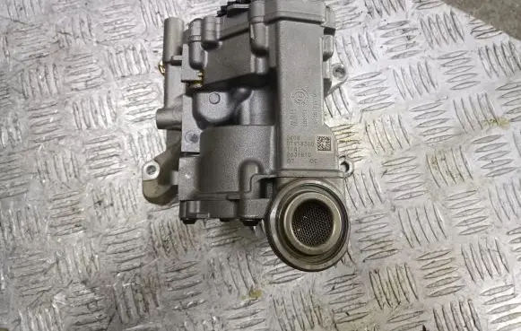 BMW 1 F40 Oil pump 8631810