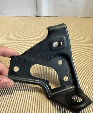 Opel Astra J Fender mounting bracket 13276369