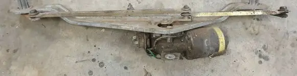 Volkswagen Jetta I Front wiper linkage 171955611