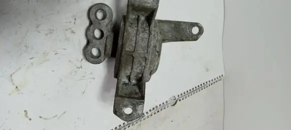 Opel Zafira A Engine mount bracket 90575772 90575779