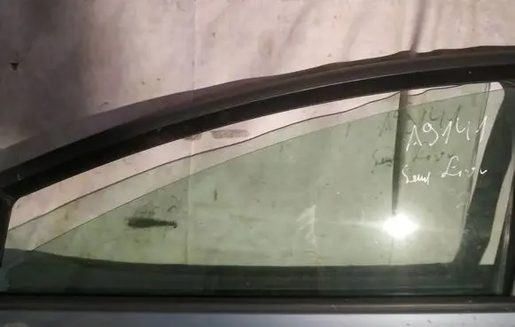 Seat Leon (1P) Front door window glass four-door