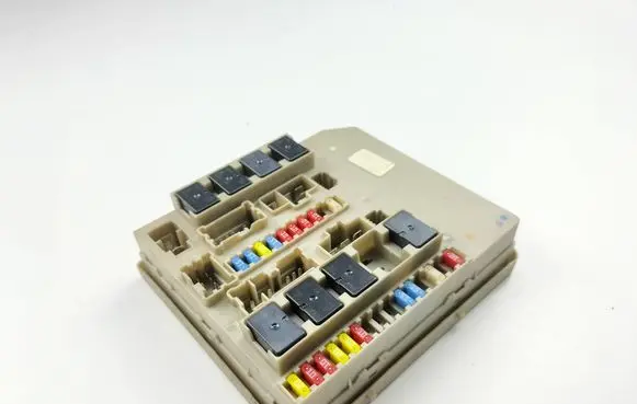 Renault Clio III Fuse module 674658A