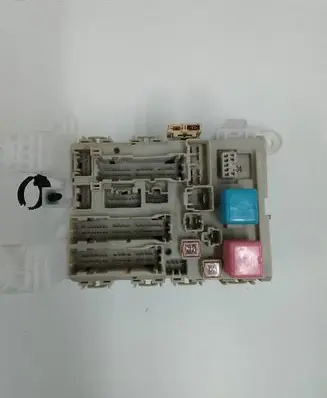Toyota Verso Fuse module 827300F060D 157411C28