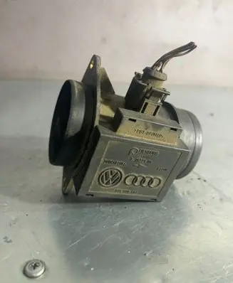 Volkswagen Golf IV Mass air flow meter 71822101 074906461