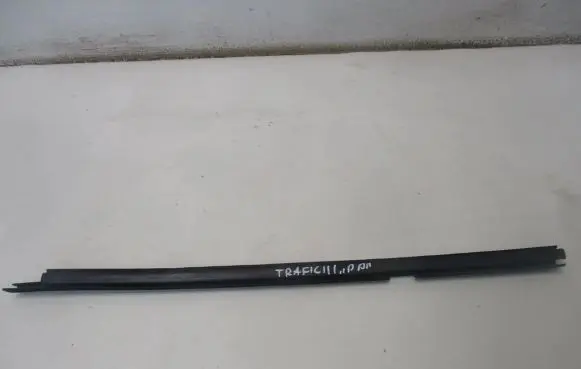Opel Vivaro Front door glass trim molding