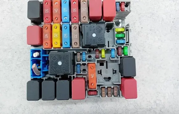 Fiat Punto Evo Fuse box set 13687865
